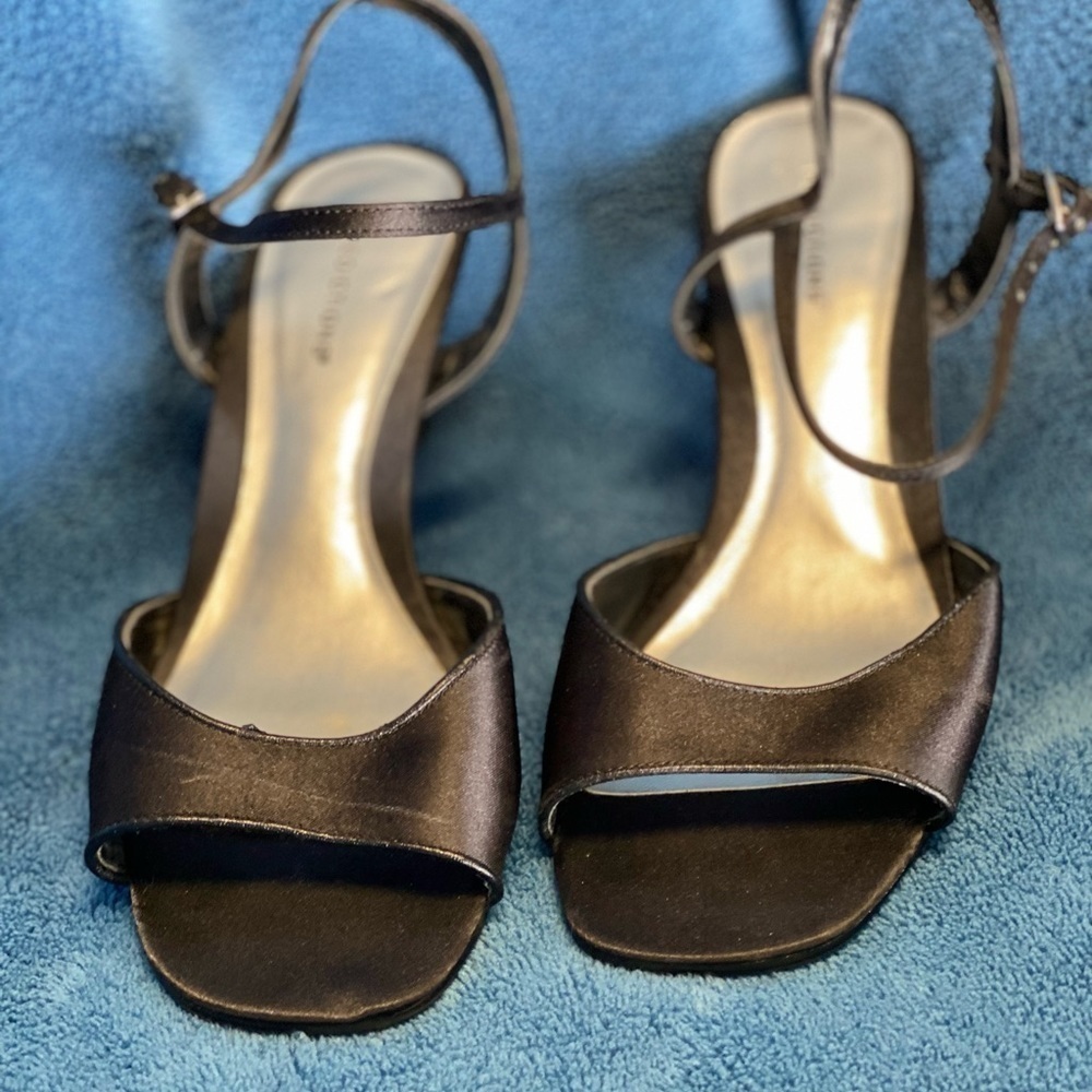 Predictions black cloth Dressy size 8 heels. Comfortable.  Very good condition
